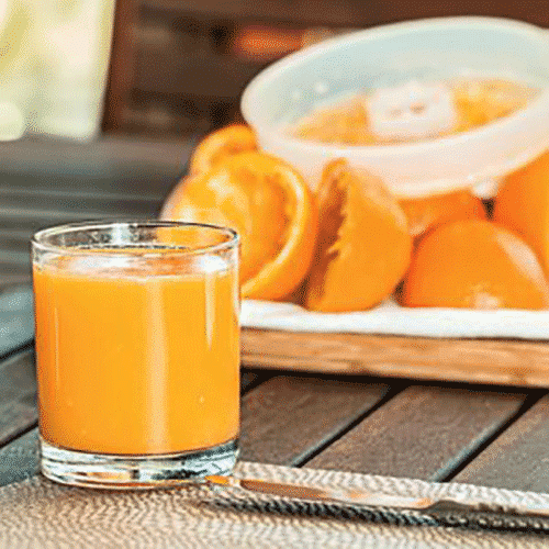 Afbeelding van een glas orange juice beschikbaar voor broodjesservice.