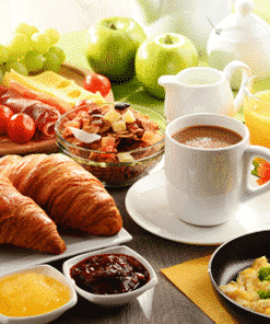 Afbeelding van het Wake up Happy ontbijt beschikbaar voor ontbijtservice. Op de afbeelding is onder andere Chocolade cornflakes, eiersalade en chocolademelk.